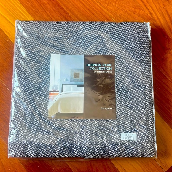 Hudson Park Chevron Blanket full/queen- 100% Exclusive 100% cotton NWT Navy - Picture 1 of 2